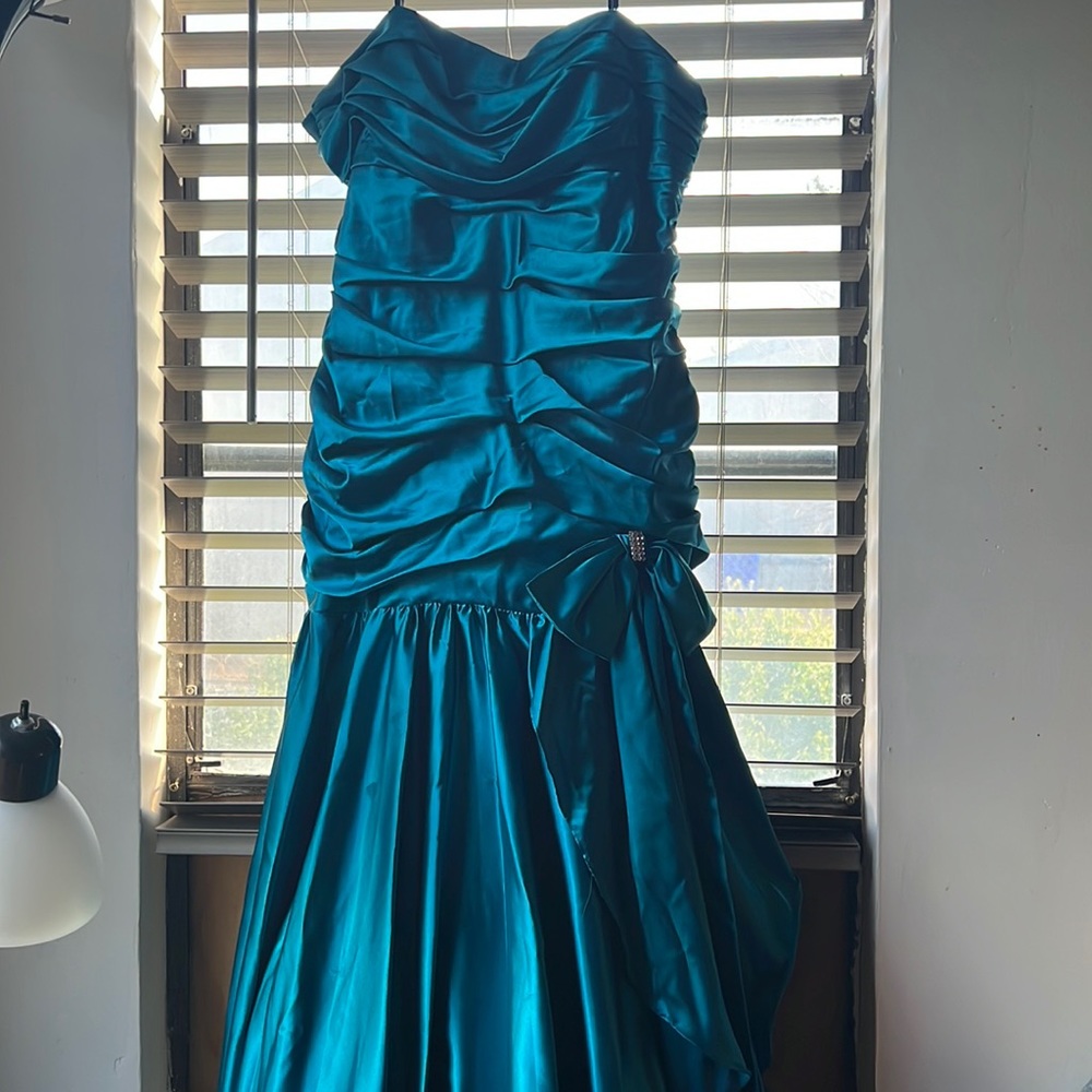 Turquoise prom dress with sash included 🐬🥏🔹